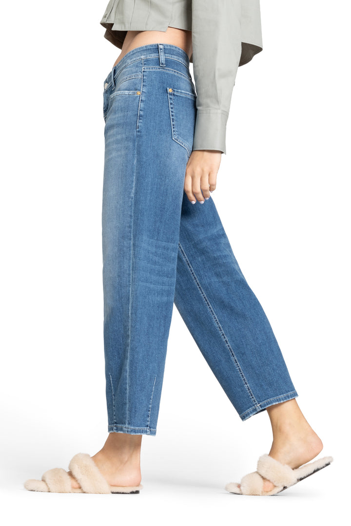 Cambio Jeans Elin in blau. Coole Jeans in blau mit Stitching. Die Jeans hat schräge Einschubtaschen auf der Vorderseite und Gesäßtaschen. Die Form ist leicht ballonförmig, das heißt, dass die Jeans nach unten hin schmäler zuläuft. Am Saum hat sie Ziernähte. Die Jeans hat eine angenehme leichte Ware