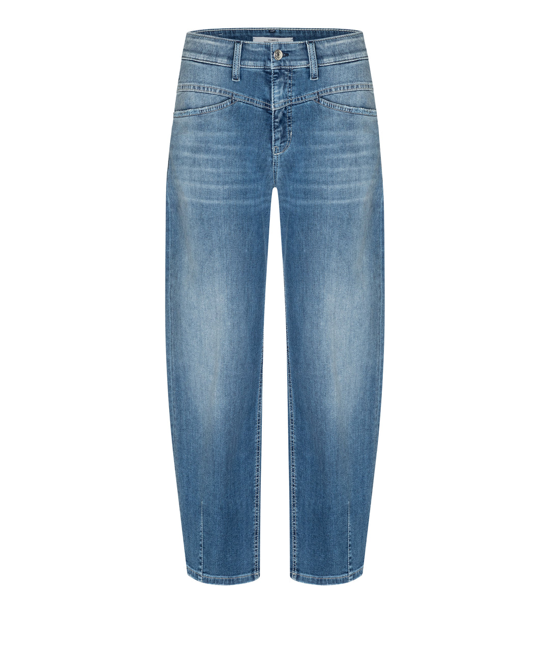 Cambio Jeans Elin in blau. Coole Jeans in blau mit Stitching. Die Jeans hat schräge Einschubtaschen auf der Vorderseite und Gesäßtaschen. Die Form ist leicht ballonförmig, das heißt, dass die Jeans nach unten hin schmäler zuläuft. Am Saum hat sie Ziernähte. Die Jeans hat eine angenehme leichte Ware