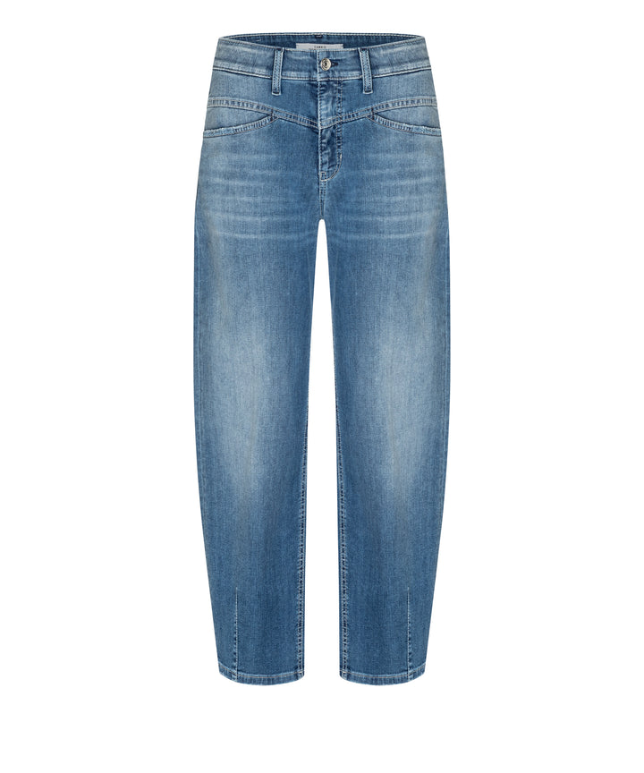 Cambio Jeans Elin in blau. Coole Jeans in blau mit Stitching. Die Jeans hat schräge Einschubtaschen auf der Vorderseite und Gesäßtaschen. Die Form ist leicht ballonförmig, das heißt, dass die Jeans nach unten hin schmäler zuläuft. Am Saum hat sie Ziernähte. Die Jeans hat eine angenehme leichte Ware
