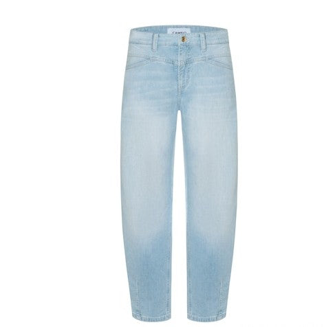 Jeans Cambio Elin. Moderne Jeans in einer schönen hellblauen Waschung. Die Jeans ist konisch geschnitten, das heißt, dass sie zum Saum hin schmäler wird. Auch wurden am Saum noch Abnäher eingenäht, so dass die Jeans eine noch lässigere Optik bekommt. Zwei Strecktaschen und ein breiter Sattel verstärken den Look.