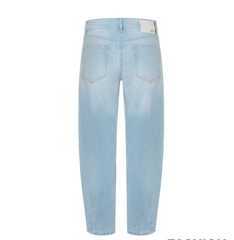 Jeans Cambio Elin. Moderne Jeans in einer schönen hellblauen Waschung. Die Jeans ist konisch geschnitten, das heißt, dass sie zum Saum hin schmäler wird. Auch wurden am Saum noch Abnäher eingenäht, so dass die Jeans eine noch lässigere Optik bekommt. Zwei Strecktaschen und ein breiter Sattel verstärken den Look.