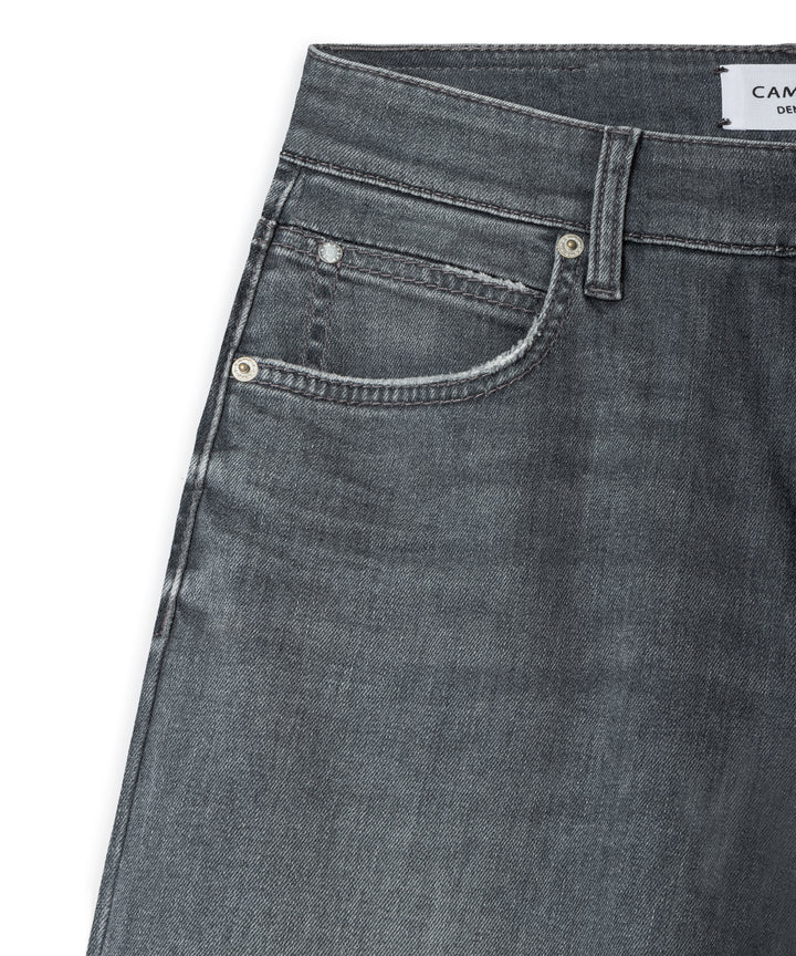 Jeans Cambio Elli in grey cosy used. Jeans in leicht verwaschenen grau. Die Jeans ist leicht verkürzt und hat ein gerades Bein. Sie hat Taschen, Knopf und Reißverschluss. Sie hat klassische Gürtelschlaufen.