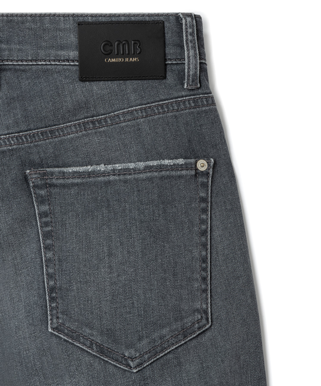 Jeans Cambio Elli in grey cosy used. Jeans in leicht verwaschenen grau. Die Jeans ist leicht verkürzt und hat ein gerades Bein. Sie hat Taschen, Knopf und Reißverschluss. Sie hat klassische Gürtelschlaufen.