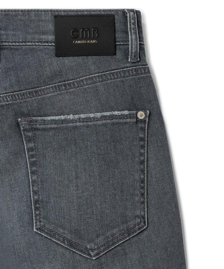 Jeans Cambio Elli in grey cosy used. Jeans in leicht verwaschenen grau. Die Jeans ist leicht verkürzt und hat ein gerades Bein. Sie hat Taschen, Knopf und Reißverschluss. Sie hat klassische Gürtelschlaufen.