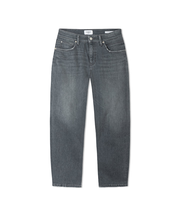 Jeans Cambio Elli in grey cosy used. Jeans in leicht verwaschenen grau. Die Jeans ist leicht verkürzt und hat ein gerades Bein. Sie hat Taschen, Knopf und Reißverschluss. Sie hat klassische Gürtelschlaufen.
