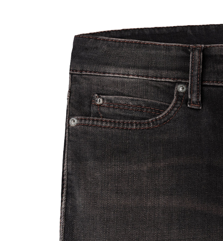 Jeans Cambio Paris Flared in Dunkelbraun. Dezente Used-Optik mit Mid-Waist und ausgestelltem Flared Leg. Klassischer Five-Pocket-Style mit kontrastierenden Steppnähten. 