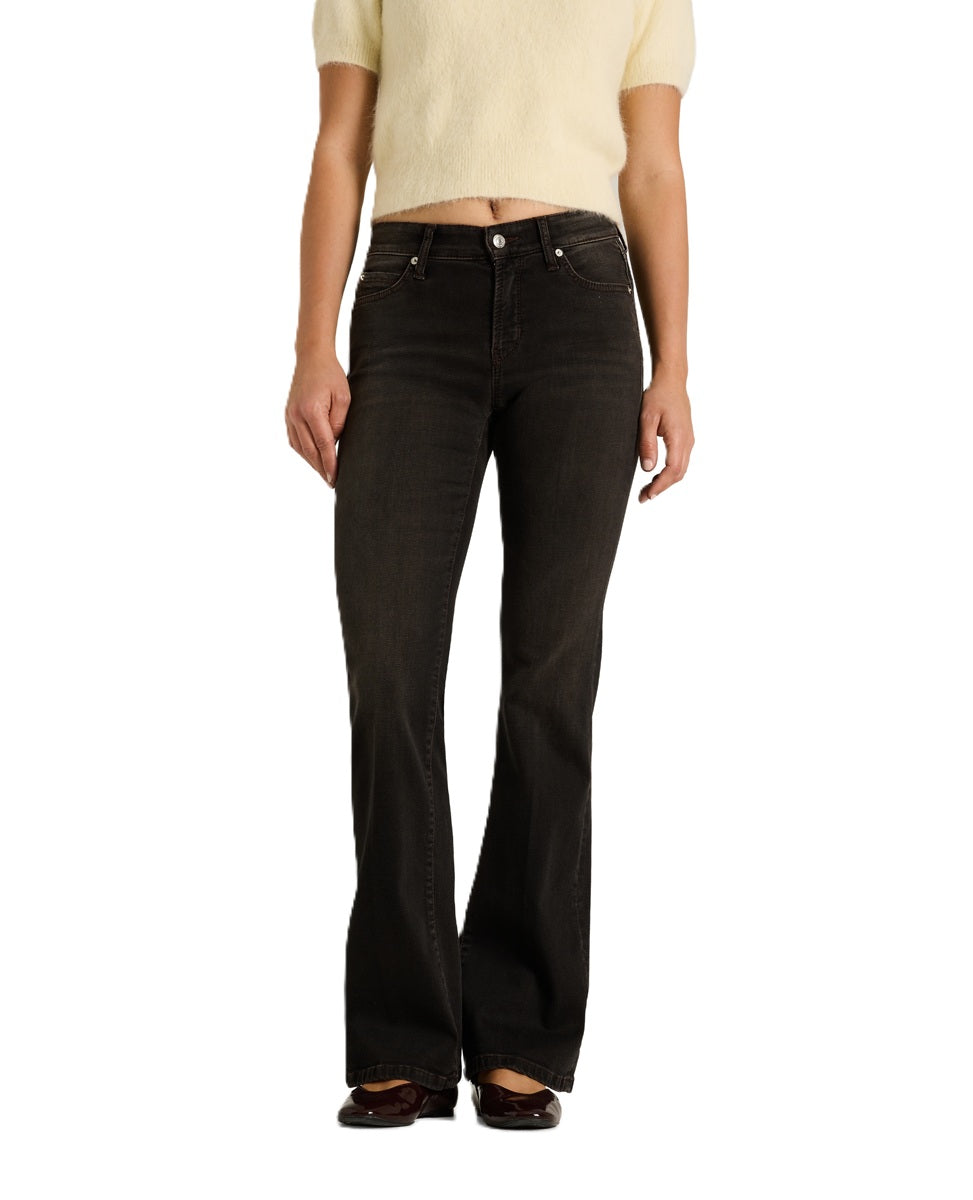 Jeans Cambio Paris Flared in Dunkelbraun. Dezente Used-Optik mit Mid-Waist und ausgestelltem Flared Leg. Klassischer Five-Pocket-Style mit kontrastierenden Steppnähten.