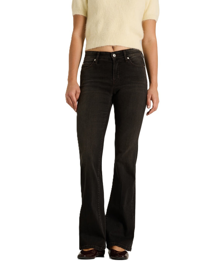 Jeans Cambio Paris Flared in Dunkelbraun. Dezente Used-Optik mit Mid-Waist und ausgestelltem Flared Leg. Klassischer Five-Pocket-Style mit kontrastierenden Steppnähten.