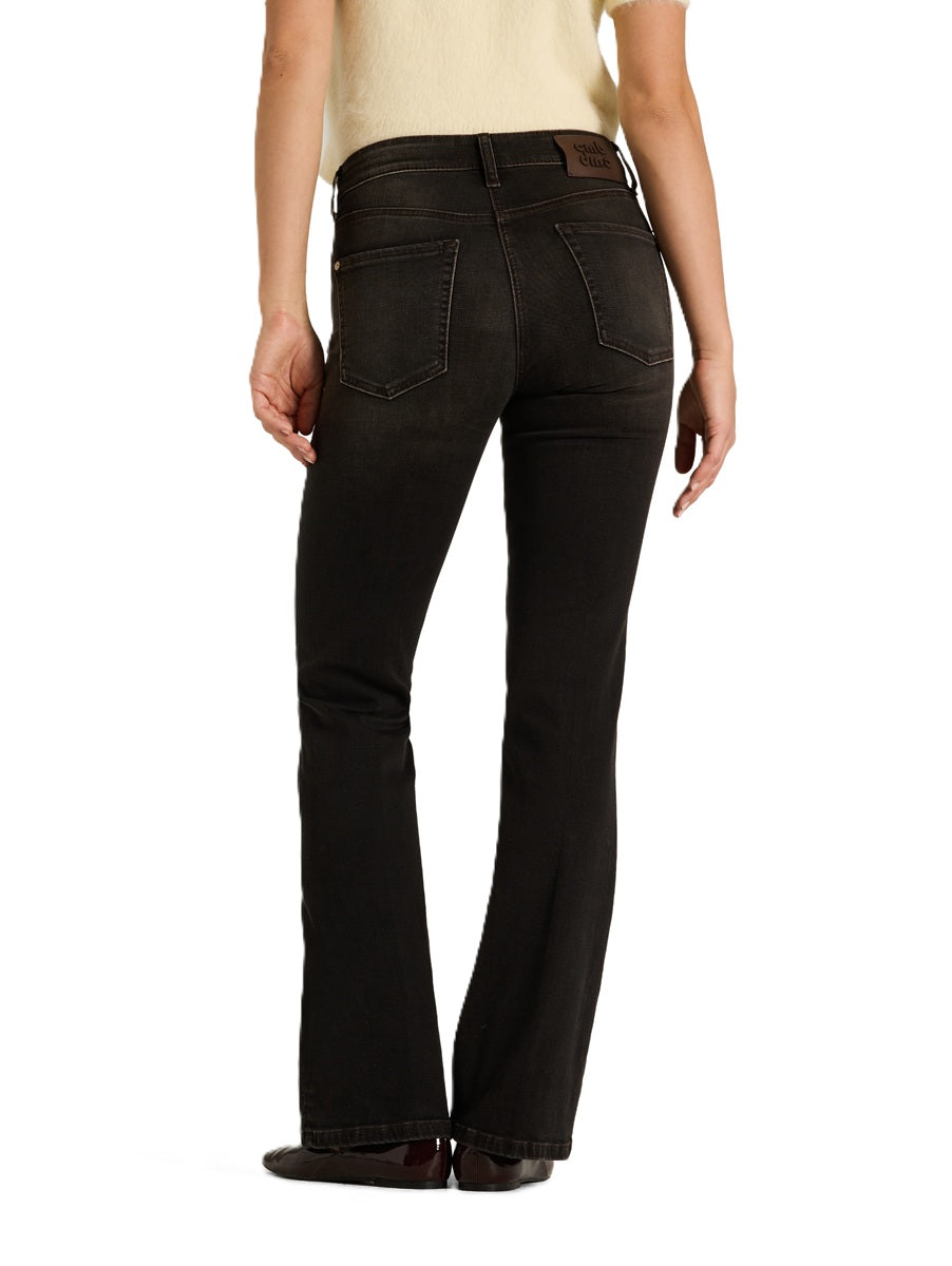 Jeans Cambio Paris Flared in Dunkelbraun. Dezente Used-Optik mit Mid-Waist und ausgestelltem Flared Leg. Klassischer Five-Pocket-Style mit kontrastierenden Steppnähten. 