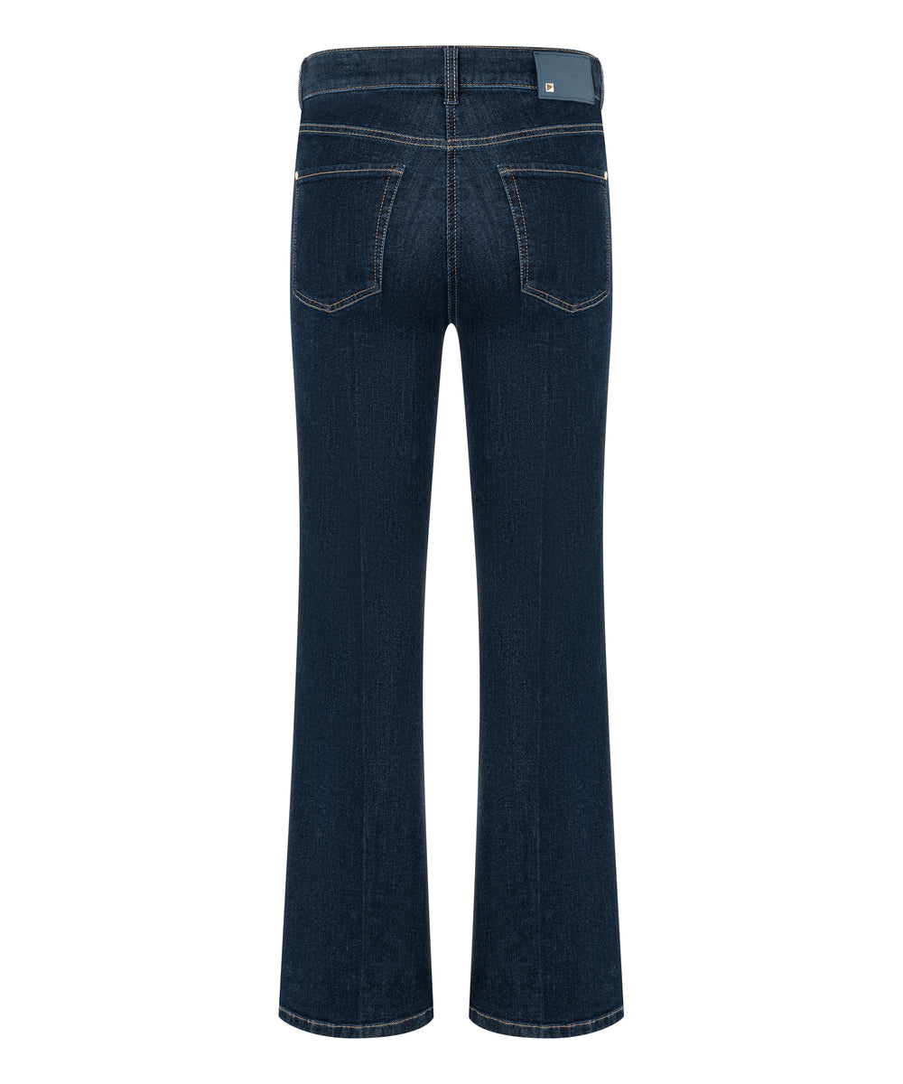 Jeans Cambio Paris flared. Jeans von Cambio in einem schönen Dunkelblau. Die Jeans ist nicht ausgewaschen und schmal geschnitten. Sie hat ein schmales langes Bein mit leichtem Kick. Sie hat Taschen, einen Knopf und einen Reißverschluss zum Verschließen.