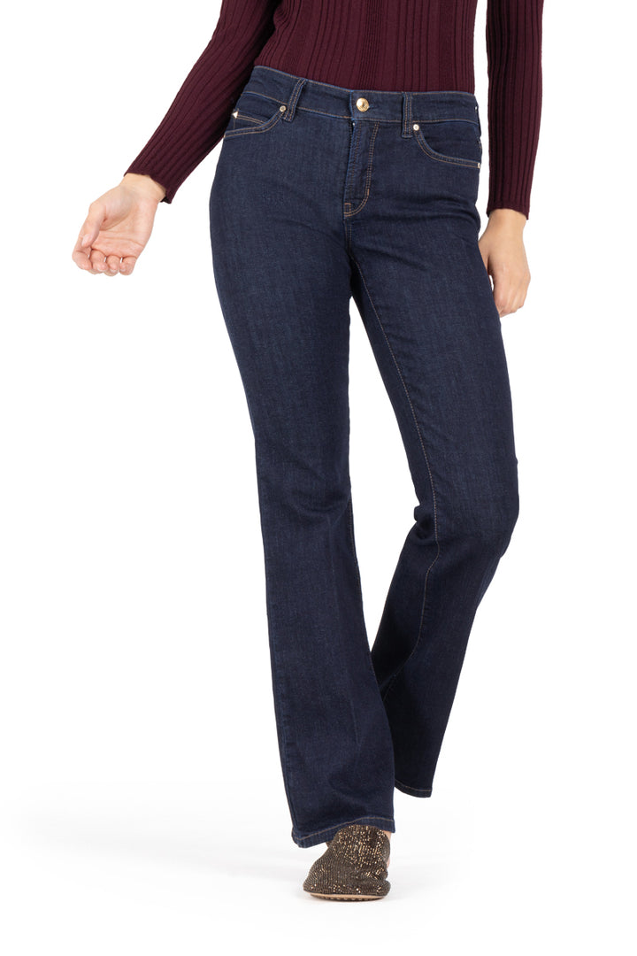 Jeans Cambio Paris flared basic rinsed washed. Super schöne und moderne Jeans in einem ungewaschenen blau. Die Jeans ist lang und schmal geschnitten und hat einen leichten Kick. Die Jeans hat eine mittlere Leibhöhe und einen Reißverschluss. Die Form ist ein 5-Pocket-Style