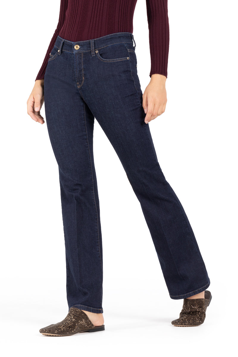 Jeans Cambio Paris flared basic rinsed washed. Super schöne und moderne Jeans in einem ungewaschenen blau. Die Jeans ist lang und schmal geschnitten und hat einen leichten Kick. Die Jeans hat eine mittlere Leibhöhe und einen Reißverschluss. Die Form ist ein 5-Pocket-Style