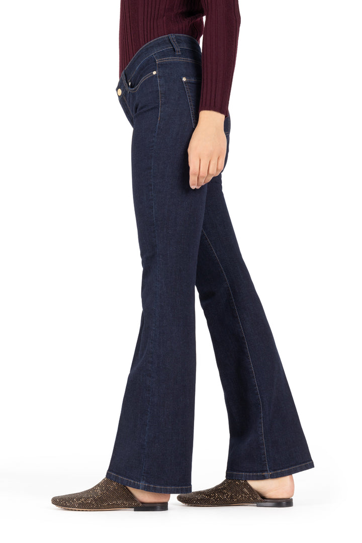 Jeans Cambio Paris flared basic rinsed washed. Super schöne und moderne Jeans in einem ungewaschenen blau. Die Jeans ist lang und schmal geschnitten und hat einen leichten Kick. Die Jeans hat eine mittlere Leibhöhe und einen Reißverschluss. Die Form ist ein 5-Pocket-Style