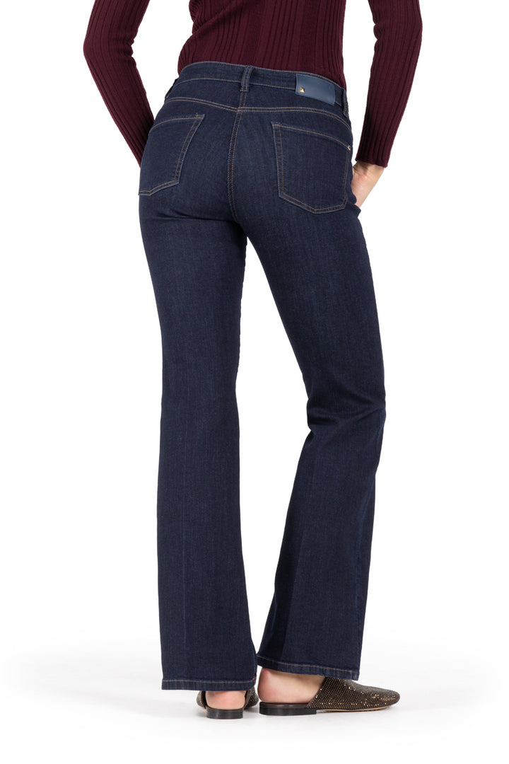 Jeans Cambio Paris flared basic rinsed washed. Super schöne und moderne Jeans in einem ungewaschenen blau. Die Jeans ist lang und schmal geschnitten und hat einen leichten Kick. Die Jeans hat eine mittlere Leibhöhe und einen Reißverschluss. Die Form ist ein 5-Pocket-Style