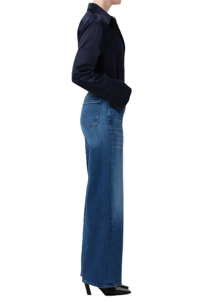 Jeans Citizens of Humanity Lyra. Diese schöne Jeans in mittelblau hat durch ihr angenehmes Stretch-Material einen hohen Tragekomfort. Sie hat ein gerades lässiges Bein. Die Jeans sitzt highwaist. Die Jeans hat Taschen, einen Knopf und einen Reißverschluss. 