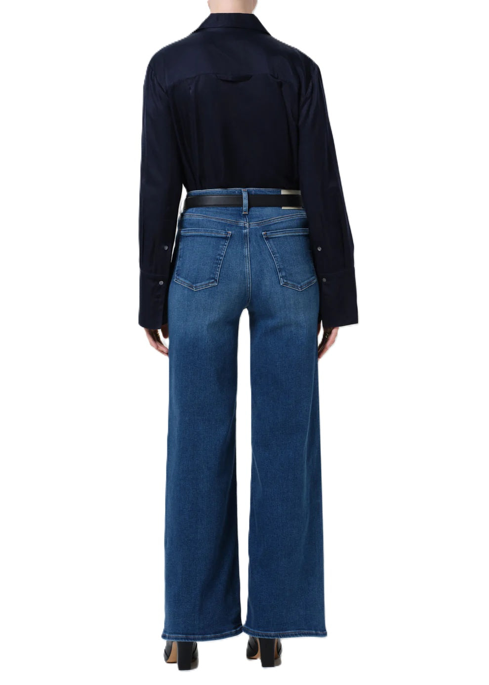Jeans Citizens of Humanity Lyra. Diese schöne Jeans in mittelblau hat durch ihr angenehmes Stretch-Material einen hohen Tragekomfort. Sie hat ein gerades lässiges Bein. Die Jeans sitzt highwaist. Die Jeans hat Taschen, einen Knopf und einen Reißverschluss. 