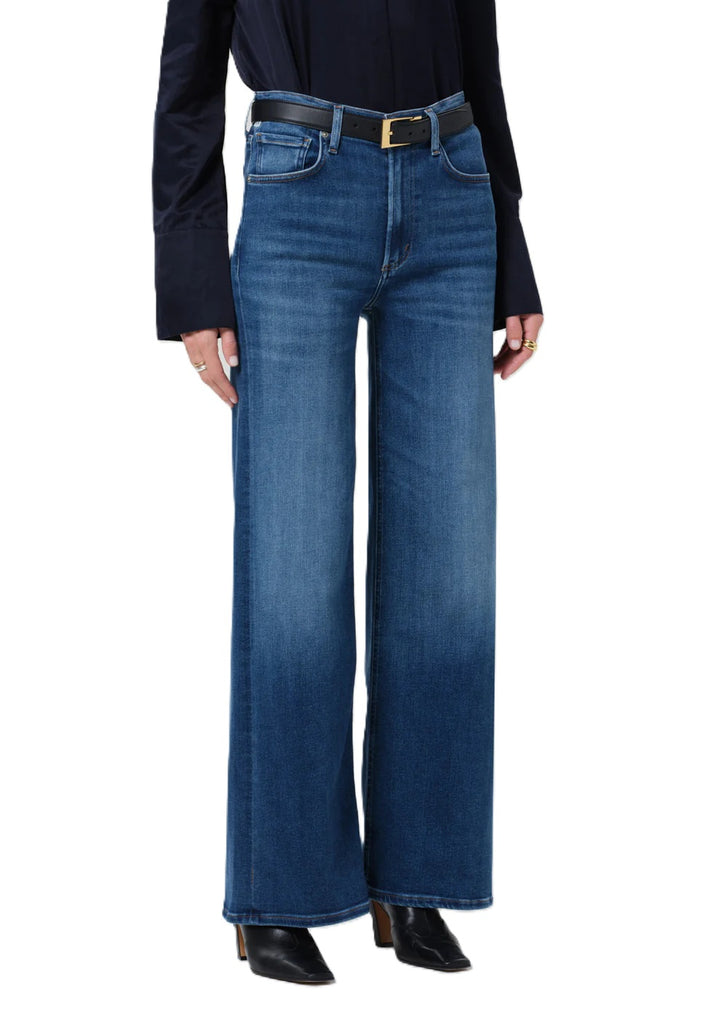 Jeans Citizens of Humanity Lyra. Diese schöne Jeans in mittelblau hat durch ihr angenehmes Stretch-Material einen hohen Tragekomfort. Sie hat ein gerades lässiges Bein. Die Jeans sitzt highwaist. Die Jeans hat Taschen, einen Knopf und einen Reißverschluss. 