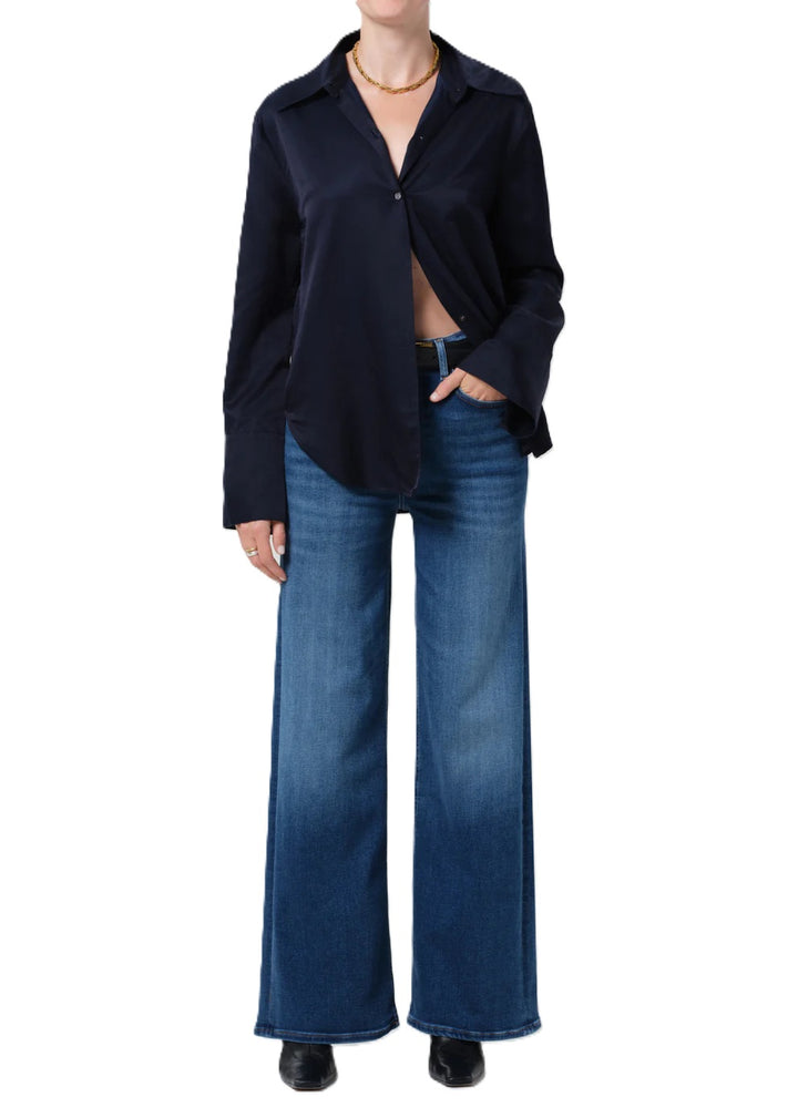 Jeans Citizens of Humanity Lyra. Diese schöne Jeans in mittelblau hat durch ihr angenehmes Stretch-Material einen hohen Tragekomfort. Sie hat ein gerades lässiges Bein. Die Jeans sitzt highwaist. Die Jeans hat Taschen, einen Knopf und einen Reißverschluss. 