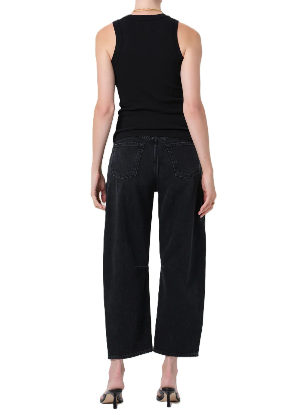 Jeans Citizens of Humanity Miro in Raine black denim. Die Miro Jeans kommt in schwarzem Black Denim, ist verkürzt und ballonförmig geschnitten. Am Knie befinden sich zarte Nähte. Die Jeans ist highwaist, hat einen Knopf und einen Zip zum Verschließen. 