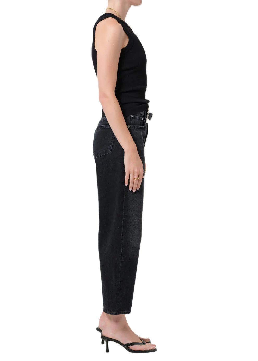 Jeans Citizens of Humanity Miro in Raine black denim. Die Miro Jeans kommt in schwarzem Black Denim, ist verkürzt und ballonförmig geschnitten. Am Knie befinden sich zarte Nähte. Die Jeans ist highwaist, hat einen Knopf und einen Zip zum Verschließen. 