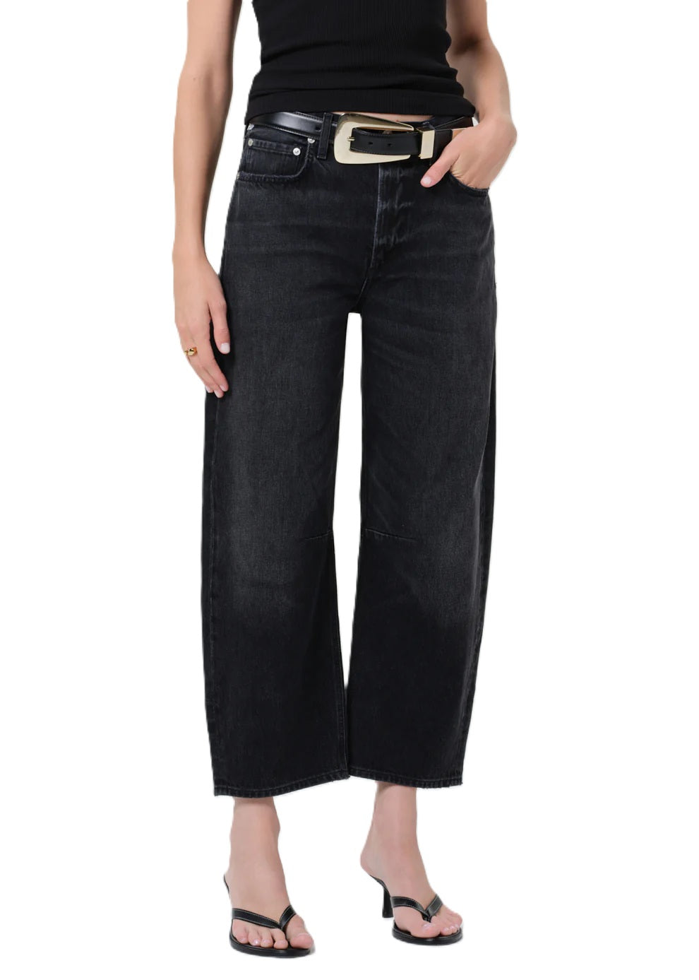 Jeans Citizens of Humanity Miro in Raine black denim. Die Miro Jeans kommt in schwarzem Black Denim, ist verkürzt und ballonförmig geschnitten. Am Knie befinden sich zarte Nähte. Die Jeans ist highwaist, hat einen Knopf und einen Zip zum Verschließen. 