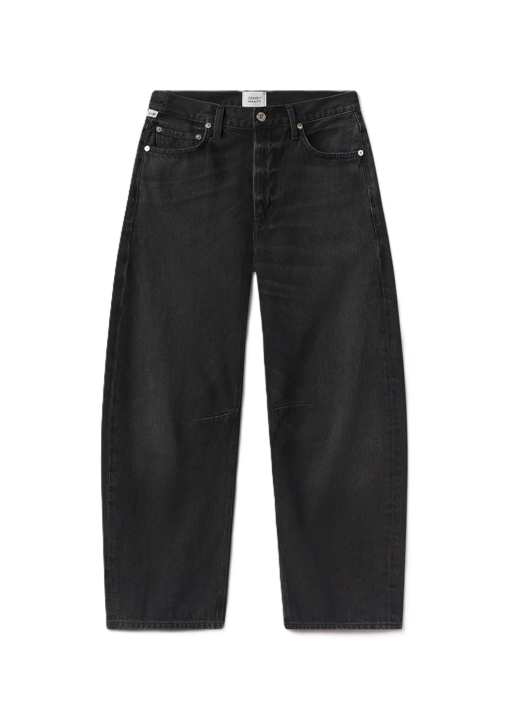 Jeans Citizens of Humanity Miro in Raine black denim. Die Miro Jeans kommt in schwarzem Black Denim, ist verkürzt und ballonförmig geschnitten. Am Knie befinden sich zarte Nähte. Die Jeans ist highwaist, hat einen Knopf und einen Zip zum Verschließen. 