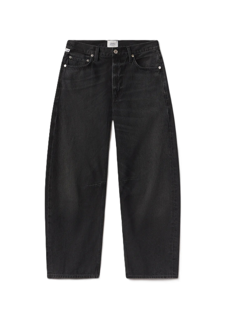 Jeans Citizens of Humanity Miro in Raine black denim. Die Miro Jeans kommt in schwarzem Black Denim, ist verkürzt und ballonförmig geschnitten. Am Knie befinden sich zarte Nähte. Die Jeans ist highwaist, hat einen Knopf und einen Zip zum Verschließen. 