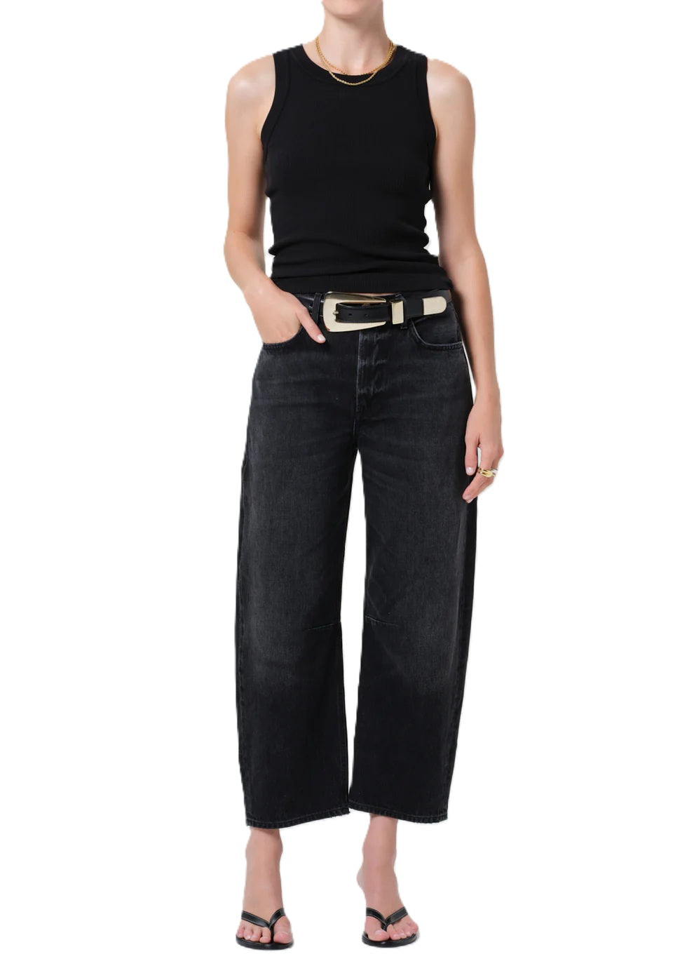 Jeans Citizens of Humanity Miro in Raine black denim. Die Miro Jeans kommt in schwarzem Black Denim, ist verkürzt und ballonförmig geschnitten. Am Knie befinden sich zarte Nähte. Die Jeans ist highwaist, hat einen Knopf und einen Zip zum Verschließen. 