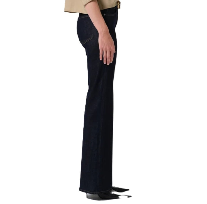 Jeans Citizens of Humity Lilah Highrise Bootcut in blau. Coole und moderne highrise Jeans in einem tiefen ungewaschenem blau. Die Jeans hat ein langes Bein mit leichtem Kick. Dadurch zaubert die Jeans ein wunderschönes schmales Bein. Sie hat einen Reißverschluss. Durch den angenehmen Stretchanteil bekommt die Jeans einen sehr hohen Tragekomfort. 