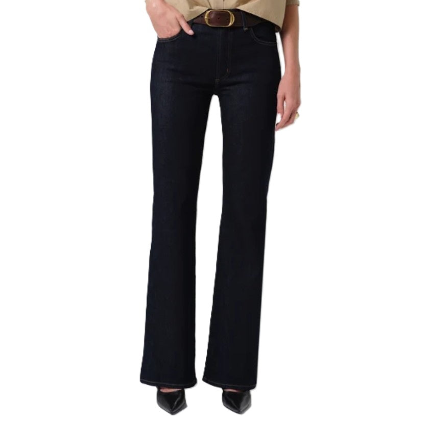 Jeans Citizens of Humity Lilah Highrise Bootcut in blau. Coole und moderne highrise Jeans in einem tiefen ungewaschenem blau. Die Jeans hat ein langes Bein mit leichtem Kick. Dadurch zaubert die Jeans ein wunderschönes schmales Bein. Sie hat einen Reißverschluss. Durch den angenehmen Stretchanteil bekommt die Jeans einen sehr hohen Tragekomfort. 