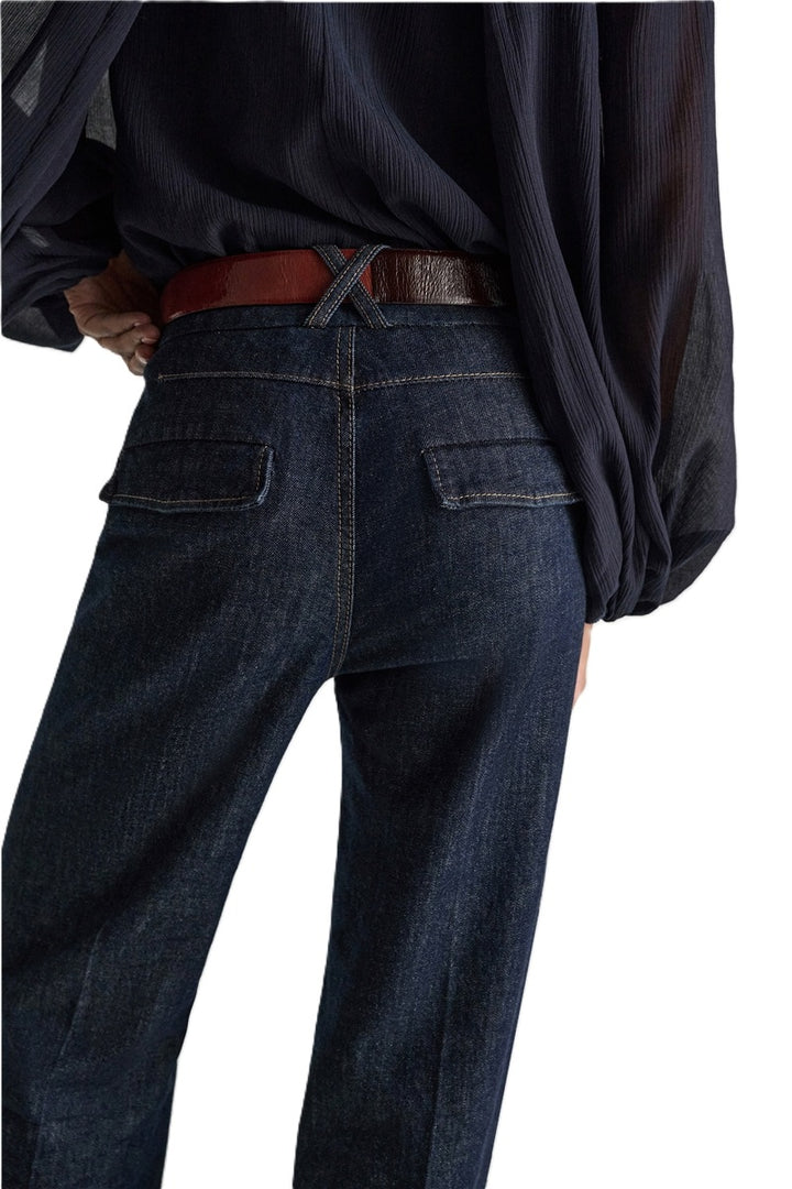 Jeans Dorothee Schumacher DENIM LOVE Pants in dark denim. Die ausgestellte dunkelblaue Jeans besticht durch ihre aufgesetzten Taschen vorne und braided Details am Bund. Dadurch bekomt die Jeans einen modernen Retro-Look. Der schmale Schnitt wird durch einen Signature-Knopf abgerundet. Die Jeans hat einen Kick und Bügelfalten. Auf der Rückseite befinden sich Pattentaschen.