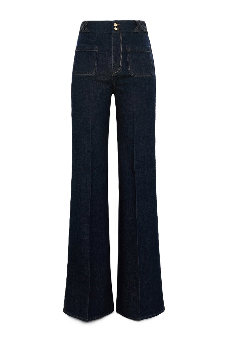 Jeans Dorothee Schumacher DENIM LOVE Pants in dark denim. Die ausgestellte dunkelblaue Jeans besticht durch ihre aufgesetzten Taschen vorne und braided Details am Bund. Dadurch bekomt die Jeans einen modernen Retro-Look. Der schmale Schnitt wird durch einen Signature-Knopf abgerundet. Die Jeans hat einen Kick und Bügelfalten. Auf der Rückseite befinden sich Pattentaschen.