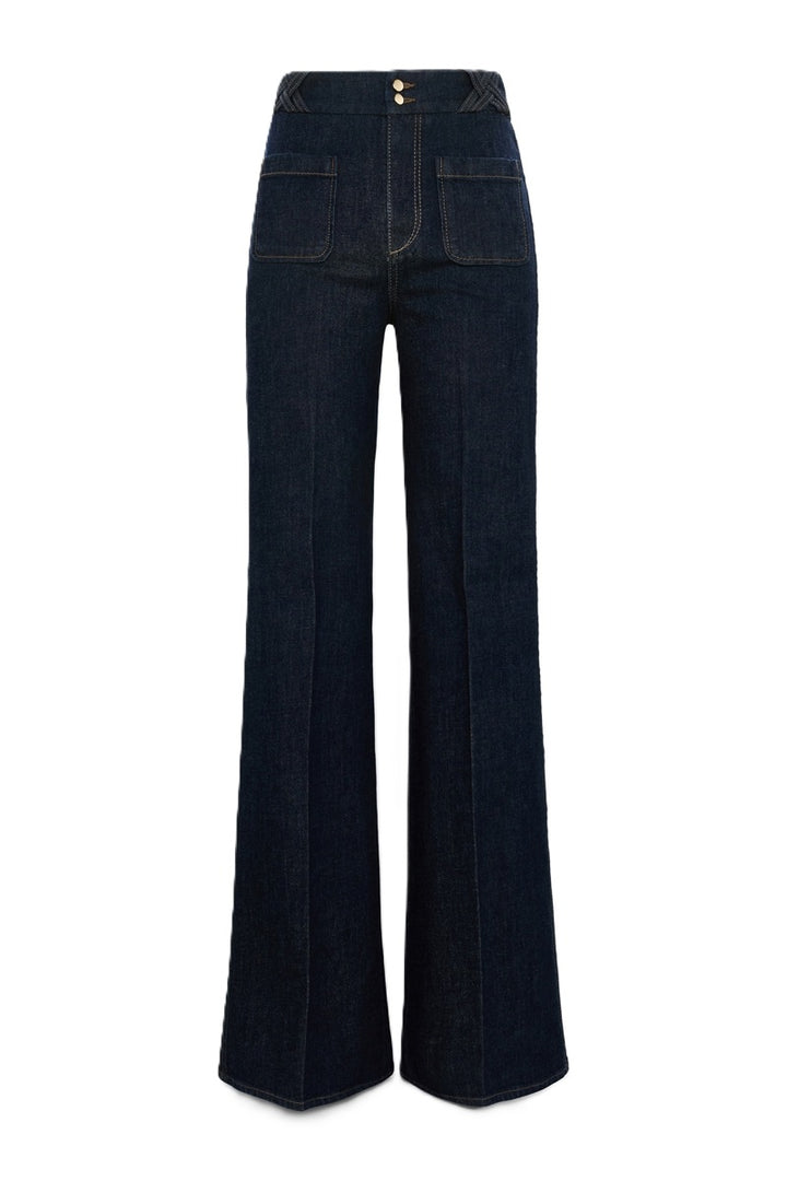 Jeans Dorothee Schumacher DENIM LOVE Pants in dark denim. Die ausgestellte dunkelblaue Jeans besticht durch ihre aufgesetzten Taschen vorne und braided Details am Bund. Dadurch bekomt die Jeans einen modernen Retro-Look. Der schmale Schnitt wird durch einen Signature-Knopf abgerundet. Die Jeans hat einen Kick und Bügelfalten. Auf der Rückseite befinden sich Pattentaschen.