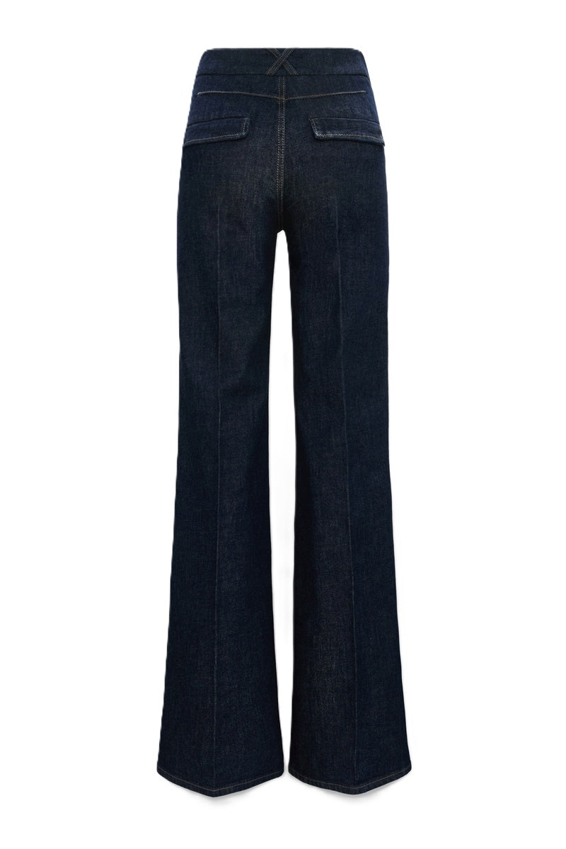 Jeans Dorothee Schumacher DENIM LOVE Pants in dark denim. Die ausgestellte dunkelblaue Jeans besticht durch ihre aufgesetzten Taschen vorne und braided Details am Bund. Dadurch bekomt die Jeans einen modernen Retro-Look. Der schmale Schnitt wird durch einen Signature-Knopf abgerundet. Die Jeans hat einen Kick und Bügelfalten. Auf der Rückseite befinden sich Pattentaschen.