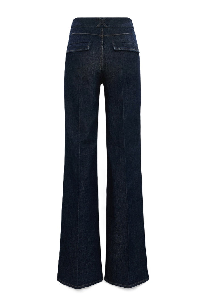 Jeans Dorothee Schumacher DENIM LOVE Pants in dark denim. Die ausgestellte dunkelblaue Jeans besticht durch ihre aufgesetzten Taschen vorne und braided Details am Bund. Dadurch bekomt die Jeans einen modernen Retro-Look. Der schmale Schnitt wird durch einen Signature-Knopf abgerundet. Die Jeans hat einen Kick und Bügelfalten. Auf der Rückseite befinden sich Pattentaschen.