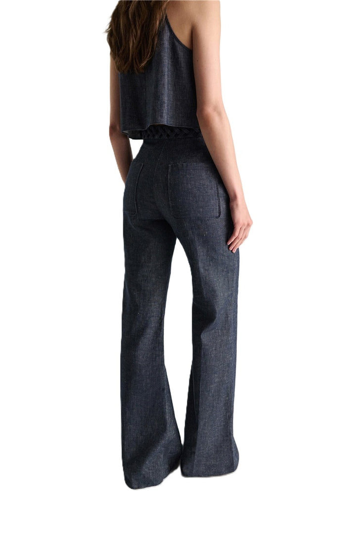 Jeans Dorothee Schumacher FLUID DENIM Pants in dark denim.  Diese schöne Flared Pants aus Baumwoll-Leinen besticht mit ihren Zierbändern am Bund. Dadurch bekommt die Hose einen schönen Vintage-Look. Die Hose hat ein gerades langes Bein und einen seitlichen Reißverschlus. Außerdem hat sie seitliche Eingriffstaschen und aufgesetzte Taschen auf der Rückseite. Die Hose hat schöne Flechtdetails am Bund.  