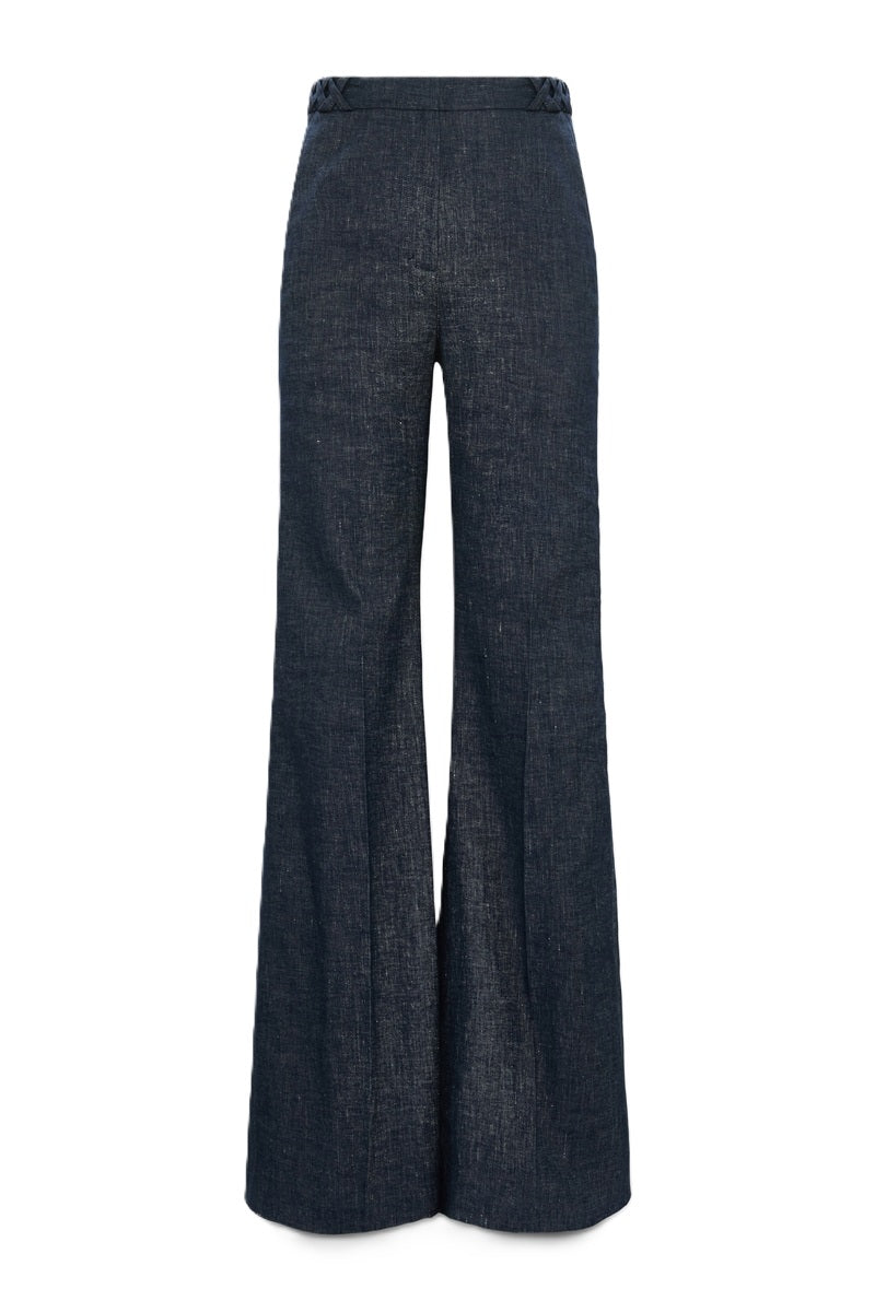 Jeans Dorothee Schumacher FLUID DENIM Pants in dark denim.  Diese schöne Flared Pants aus Baumwoll-Leinen besticht mit ihren Zierbändern am Bund. Dadurch bekommt die Hose einen schönen Vintage-Look. Die Hose hat ein gerades langes Bein und einen seitlichen Reißverschlus. Außerdem hat sie seitliche Eingriffstaschen und aufgesetzte Taschen auf der Rückseite. Die Hose hat schöne Flechtdetails am Bund.  