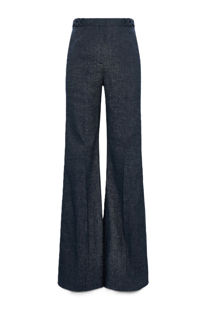 Jeans Dorothee Schumacher FLUID DENIM Pants in dark denim.  Diese schöne Flared Pants aus Baumwoll-Leinen besticht mit ihren Zierbändern am Bund. Dadurch bekommt die Hose einen schönen Vintage-Look. Die Hose hat ein gerades langes Bein und einen seitlichen Reißverschlus. Außerdem hat sie seitliche Eingriffstaschen und aufgesetzte Taschen auf der Rückseite. Die Hose hat schöne Flechtdetails am Bund.  