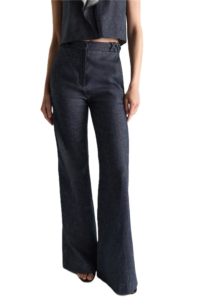 Jeans Dorothee Schumacher FLUID DENIM Pants in dark denim. Diese schöne Flared Pants aus Baumwoll-Leinen besticht mit ihren Zierbändern am Bund. Dadurch bekommt die Hose einen schönen Vintage-Look. Die Hose hat ein gerades langes Bein und einen seitlichen Reißverschlus. Außerdem hat sie seitliche Eingriffstaschen und aufgesetzte Taschen auf der Rückseite. Die Hose hat schöne Flechtdetails am Bund. 