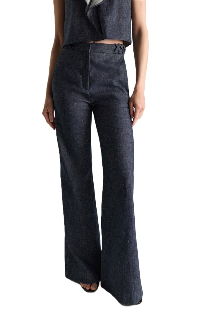 Jeans Dorothee Schumacher FLUID DENIM Pants in dark denim. Diese schöne Flared Pants aus Baumwoll-Leinen besticht mit ihren Zierbändern am Bund. Dadurch bekommt die Hose einen schönen Vintage-Look. Die Hose hat ein gerades langes Bein und einen seitlichen Reißverschlus. Außerdem hat sie seitliche Eingriffstaschen und aufgesetzte Taschen auf der Rückseite. Die Hose hat schöne Flechtdetails am Bund. 