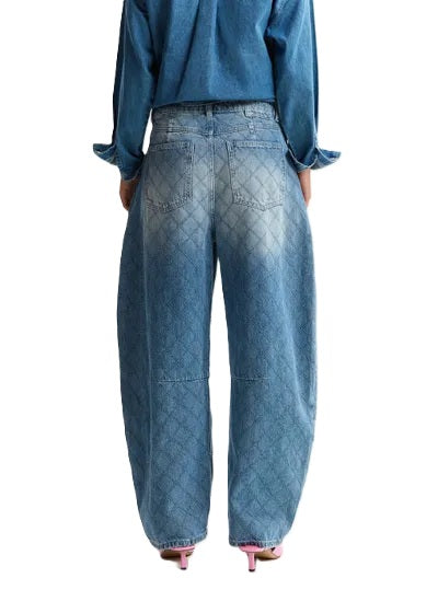 Jeans Essentiel Antwerp KATSU BARREL LEG JEANS in blau mit Rautenmuster in Barrelform. Die Jeans hat Taschen und ist weit geschnitten. 
