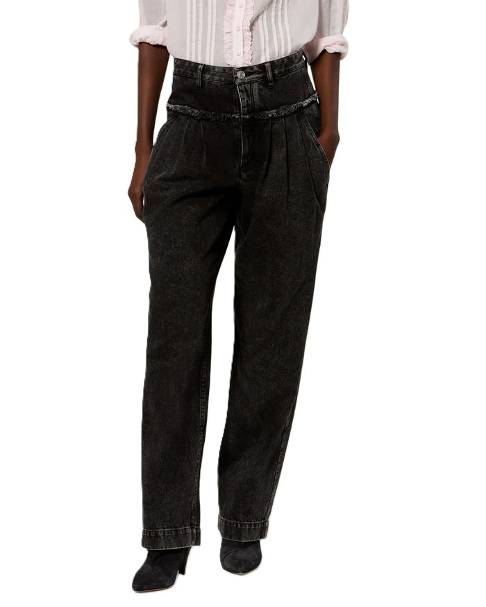 Jeans Isabel Marant Iniza Pants in black denim. Jeans aus weich fallendem Baumwolldenim in verwaschenem Schwarz. Der Schritt ist weit und in Falten gelegt. Bundfalten auf der Vorderseite. Verdeckter Reißverschluss. Der Metallknopf hat eine "Isabel Marant" Gravur. Die Jeans hat schräge seitliche Eingriffstaschen und Paspeltaschen auf der Rückseite. Die Taille ist betont und hat einen Einsatz mit Fransenabschluss. 