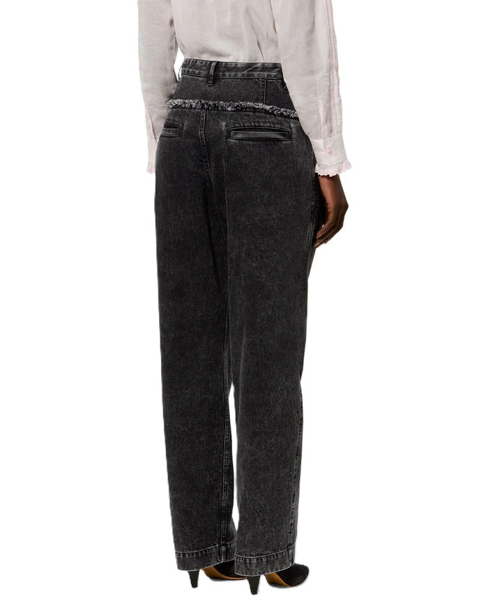 Jeans Isabel Marant Iniza Pants in black denim. Jeans aus weich fallendem Baumwolldenim in verwaschenem Schwarz. Der Schritt ist weit und in Falten gelegt. Bundfalten auf der Vorderseite. Verdeckter Reißverschluss. Der Metallknopf hat eine "Isabel Marant" Gravur. Die Jeans hat schräge seitliche Eingriffstaschen und Paspeltaschen auf der Rückseite. Die Taille ist betont und hat einen Einsatz mit Fransenabschluss. 