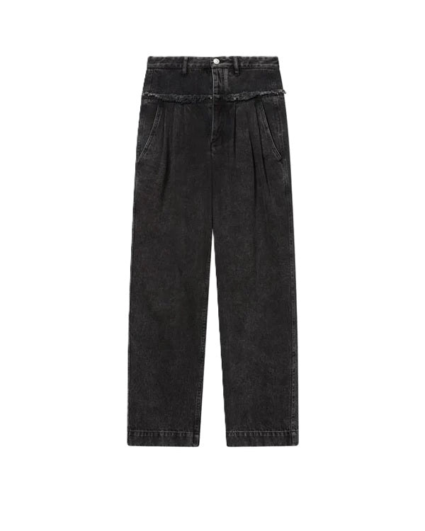 Jeans Isabel Marant Iniza Pants in black denim. Jeans aus weich fallendem Baumwolldenim in verwaschenem Schwarz. Der Schritt ist weit und in Falten gelegt. Bundfalten auf der Vorderseite. Verdeckter Reißverschluss. Der Metallknopf hat eine "Isabel Marant" Gravur. Die Jeans hat schräge seitliche Eingriffstaschen und Paspeltaschen auf der Rückseite. Die Taille ist betont und hat einen Einsatz mit Fransenabschluss. 