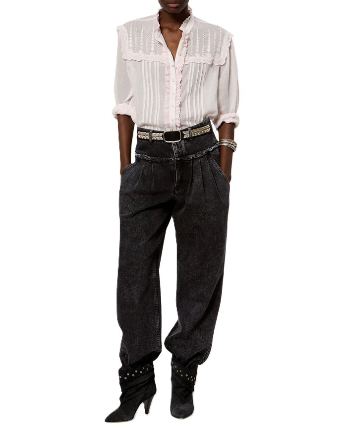 Jeans Isabel Marant Iniza Pants in black denim. Jeans aus weich fallendem Baumwolldenim in verwaschenem Schwarz. Der Schritt ist weit und in Falten gelegt. Bundfalten auf der Vorderseite. Verdeckter Reißverschluss. Der Metallknopf hat eine "Isabel Marant" Gravur. Die Jeans hat schräge seitliche Eingriffstaschen und Paspeltaschen auf der Rückseite. Die Taille ist betont und hat einen Einsatz mit Fransenabschluss. 