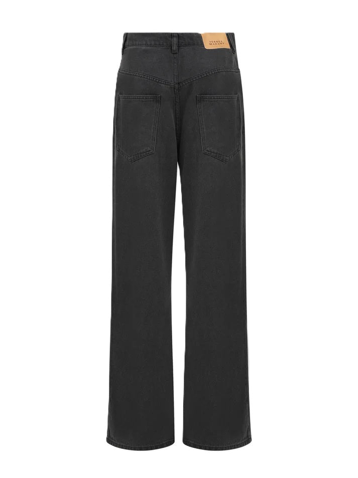 Jeans Isabel Marant Rodayna Pants. Weite Jeans in schwarz aus verwaschenem Denim mit Bundfalten. Die Jeans hat einen normalen Bund mit Gürtelschlaufen. Ebenfalls einen gravierten Metallknopf mit „Isabel Marant“ Logo und verdecktem Reißverschluss. Ein Lederetikett mit geprägtem „Isabel Marant“-Logo hinten.