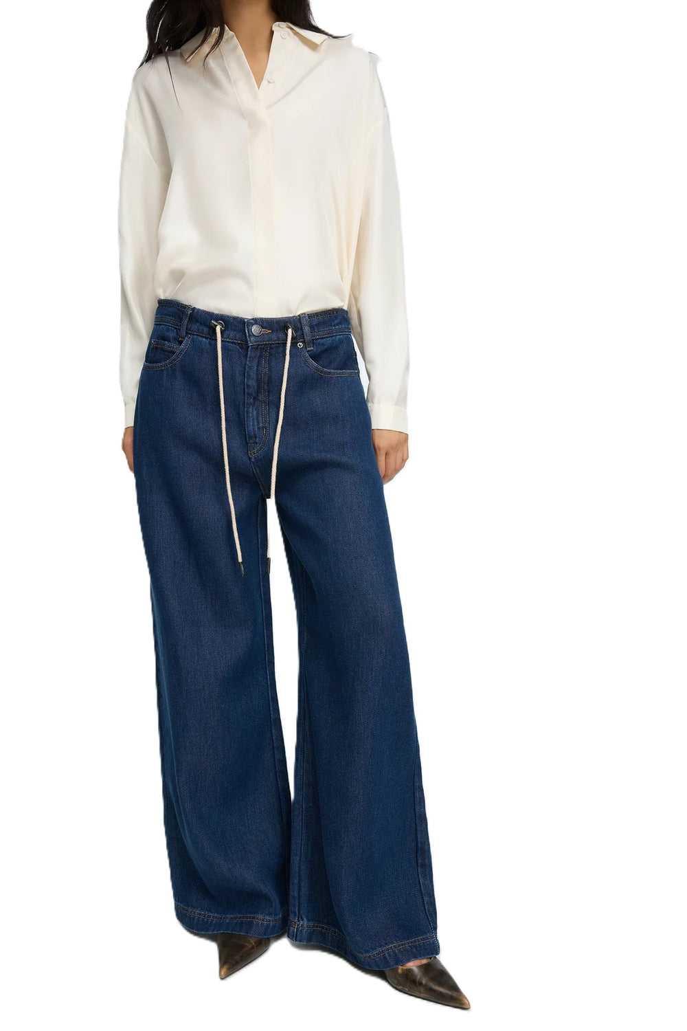 Jeans Munthe OBEY. Dunkelblaue Jeans mit elegantem Bindeband in der Taille. Diese Hose hat eine lockere Passform, weite Beine und Taschen auf der Vorder- und Rückseite. Sie hat einen schönen indigoblauen Farbton und fällt lässig. 