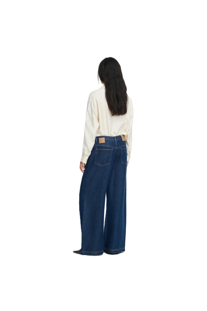 Jeans Munthe OBEY. Dunkelblaue Jeans mit elegantem Bindeband in der Taille. Diese Hose hat eine lockere Passform, weite Beine und Taschen auf der Vorder- und Rückseite. Sie hat einen schönen indigoblauen Farbton und fällt lässig. 