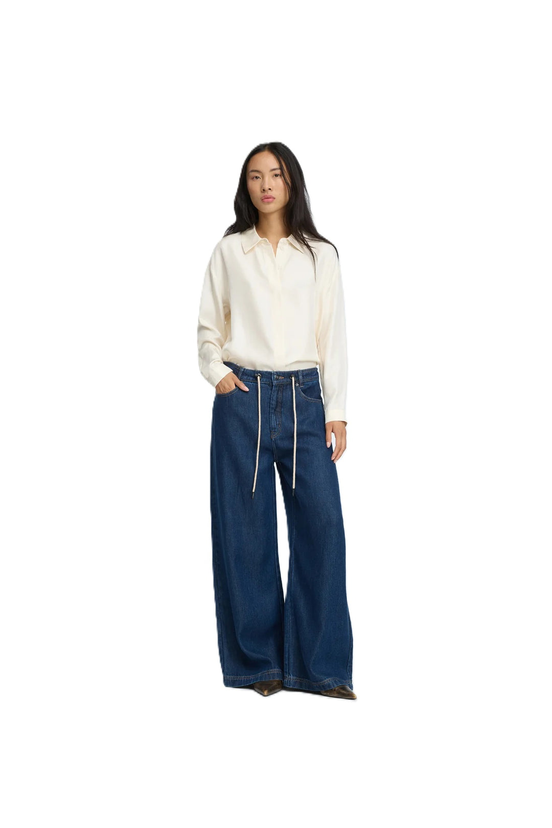 Jeans Munthe OBEY. Dunkelblaue Jeans mit elegantem Bindeband in der Taille. Diese Hose hat eine lockere Passform, weite Beine und Taschen auf der Vorder- und Rückseite. Sie hat einen schönen indigoblauen Farbton und fällt lässig. 
