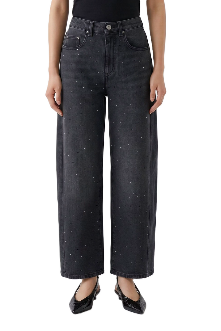Jeans Oui in Dark Grey Denim. Elastischer Denim mit Mid Rise und lockerem Barrel Fit. Verkürzte Länge mit funkelnden Hotfix-Steinen auf der Vorderseite. 5-Pocket-Design mit Gürtelschlaufen sowie Knopf- und Reißverschluss.